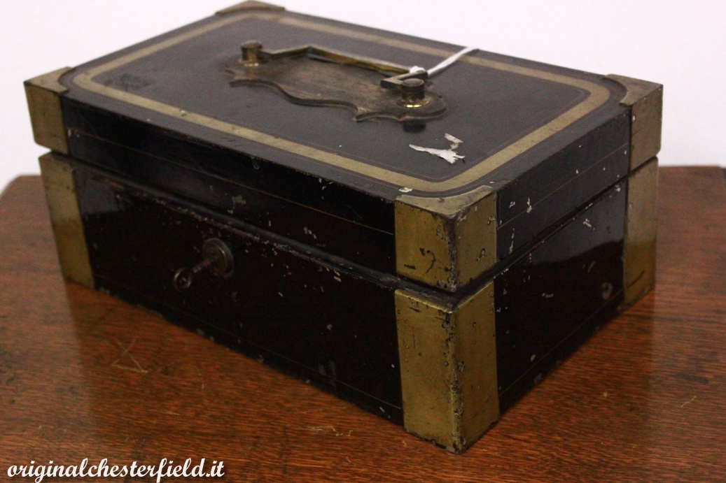 Piccola cassetta di sicurezza originale inglese (018) – Divani originali  Chesterfield Brescia vendita e noleggio
