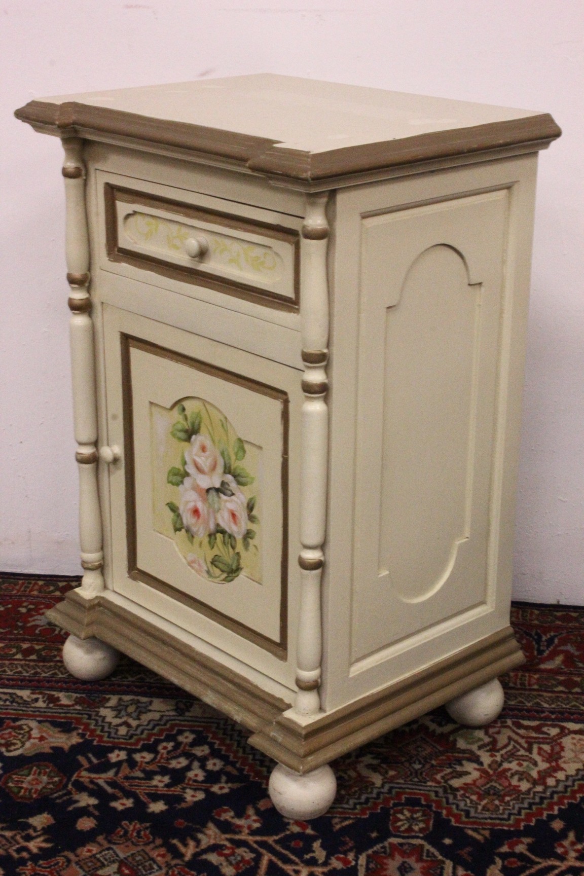 107_comodino_dipinto_mano_handmade_painted_handicraft_artigianato_modernariato_fiori_flowers_5.jpg