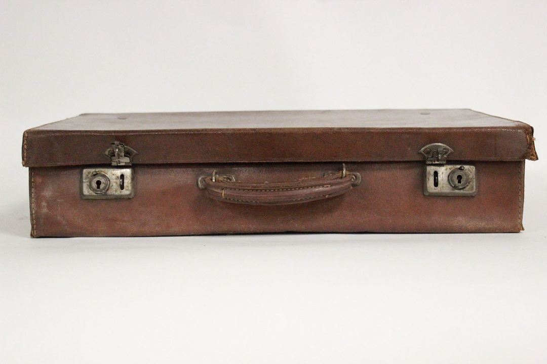 132_valigia_leggera_marrone_pelle_cuciture_chiare_Old_English_Suitcase_1