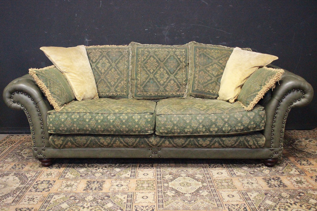 709_divano_club_sofa_Chester_Chesterfield_club_leather_pelle_tessuto_cloth_verde_oliva_green_originale_original_Brescia_Roncadelle_english_inglese_UK_0_3_three_tre_seater_posti_0