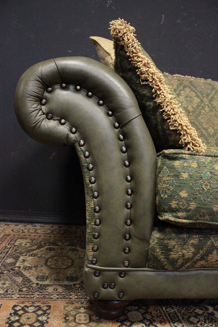 709_divano_club_sofa_Chester_Chesterfield_club_leather_pelle_tessuto_cloth_verde_oliva_green_originale_original_Brescia_Roncadelle_english_inglese_UK_0_3_three_tre_seater_posti_1