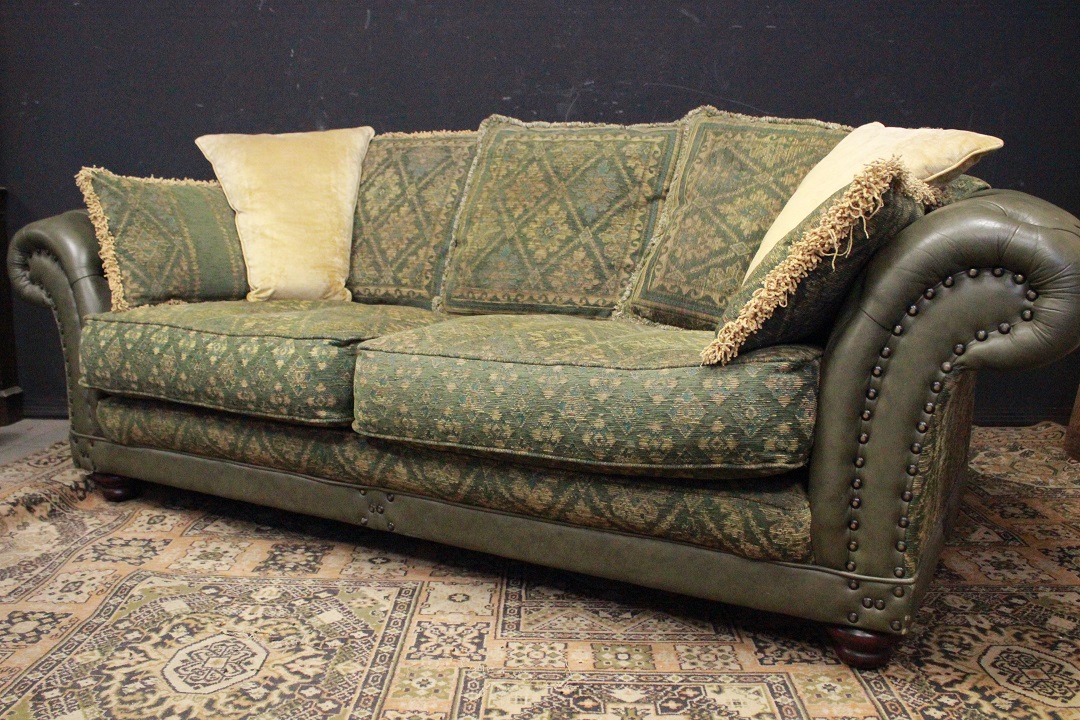 709_divano_club_sofa_Chester_Chesterfield_club_leather_pelle_tessuto_cloth_verde_oliva_green_originale_original_Brescia_Roncadelle_english_inglese_UK_0_3_three_tre_seater_posti_4