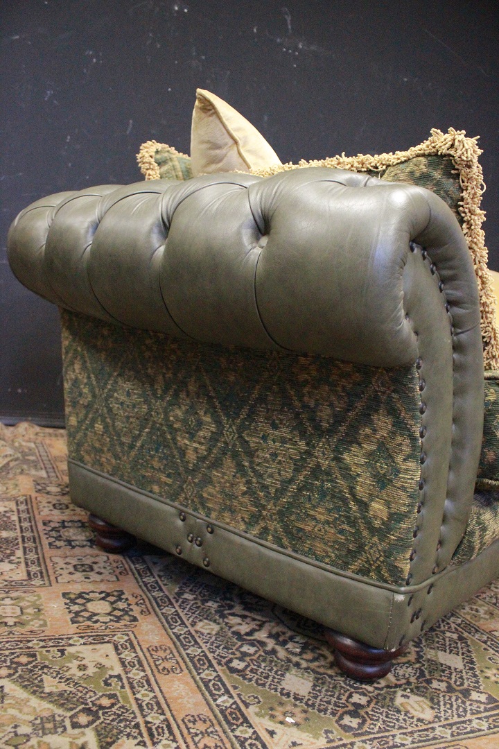 709_divano_club_sofa_Chester_Chesterfield_club_leather_pelle_tessuto_cloth_verde_oliva_green_originale_original_Brescia_Roncadelle_english_inglese_UK_0_3_three_tre_seater_posti_8