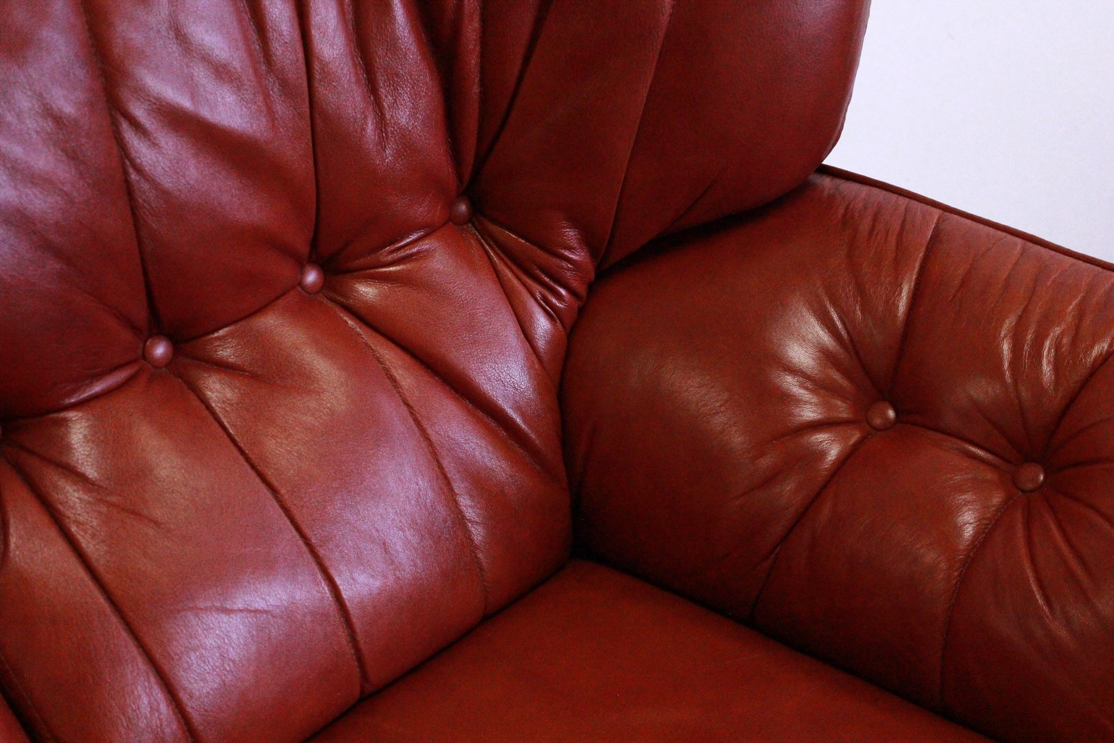 728_divano_sofa_chesterfield_2_two_due_posti_bordeaux_inglese_english_mattone_red_pelle_leather_originale_original_bergere_3.jpg