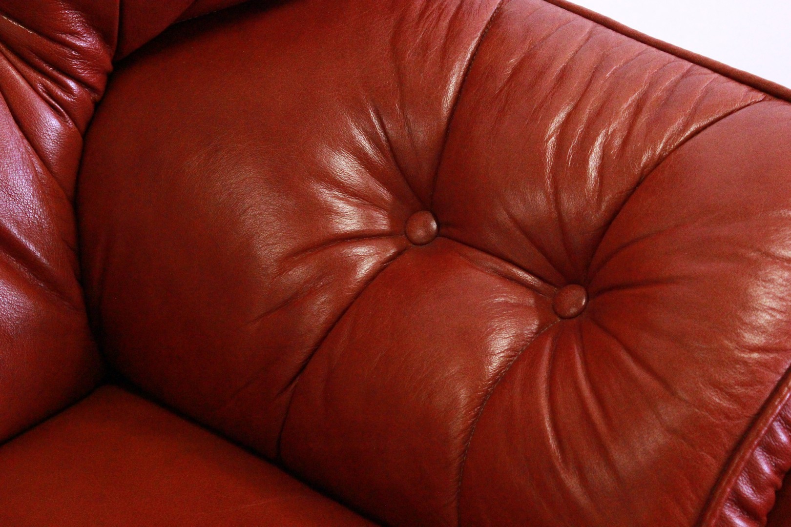 728_divano_sofa_chesterfield_2_two_due_posti_bordeaux_inglese_english_mattone_red_pelle_leather_originale_original_bergere_4.jpg