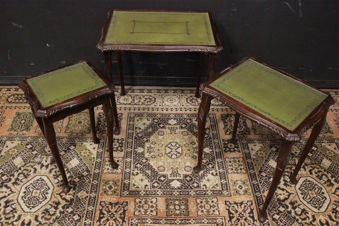 737_tris_tavolini_nido_incastro_inglesi_originali_legno_english_original_coffee_table_set_three_triple_wood_pelle_verde_chiaro_light_green_leather_vetro_glass_UK_0