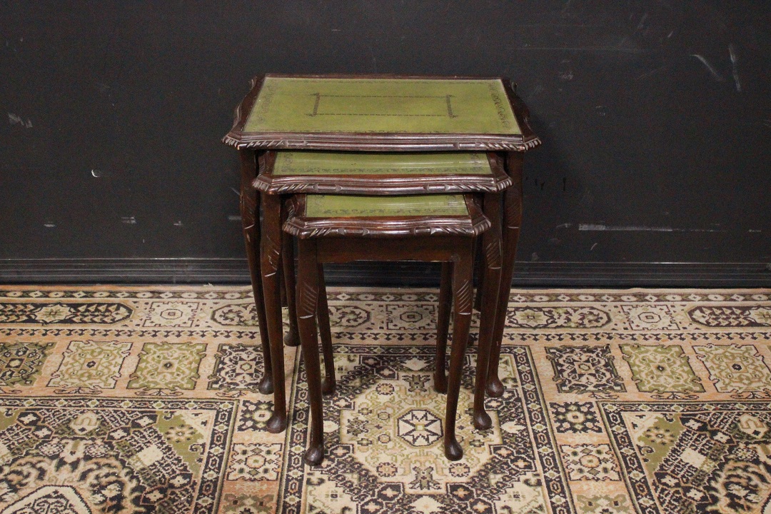 737_tris_tavolini_nido_incastro_inglesi_originali_legno_english_original_coffee_table_set_three_triple_wood_pelle_verde_chiaro_light_green_leather_vetro_glass_UK_1