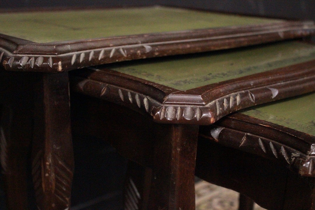 737_tris_tavolini_nido_incastro_inglesi_originali_legno_english_original_coffee_table_set_three_triple_wood_pelle_verde_chiaro_light_green_leather_vetro_glass_UK_3