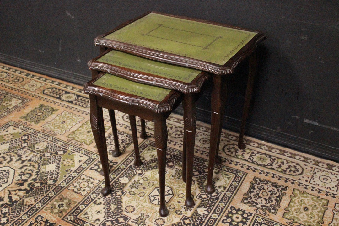 737_tris_tavolini_nido_incastro_inglesi_originali_legno_english_original_coffee_table_set_three_triple_wood_pelle_verde_chiaro_light_green_leather_vetro_glass_UK_4
