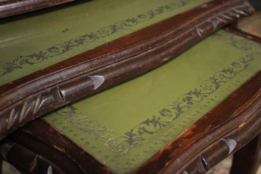 737_tris_tavolini_nido_incastro_inglesi_originali_legno_english_original_coffee_table_set_three_triple_wood_pelle_verde_chiaro_light_green_leather_vetro_glass_UK_5