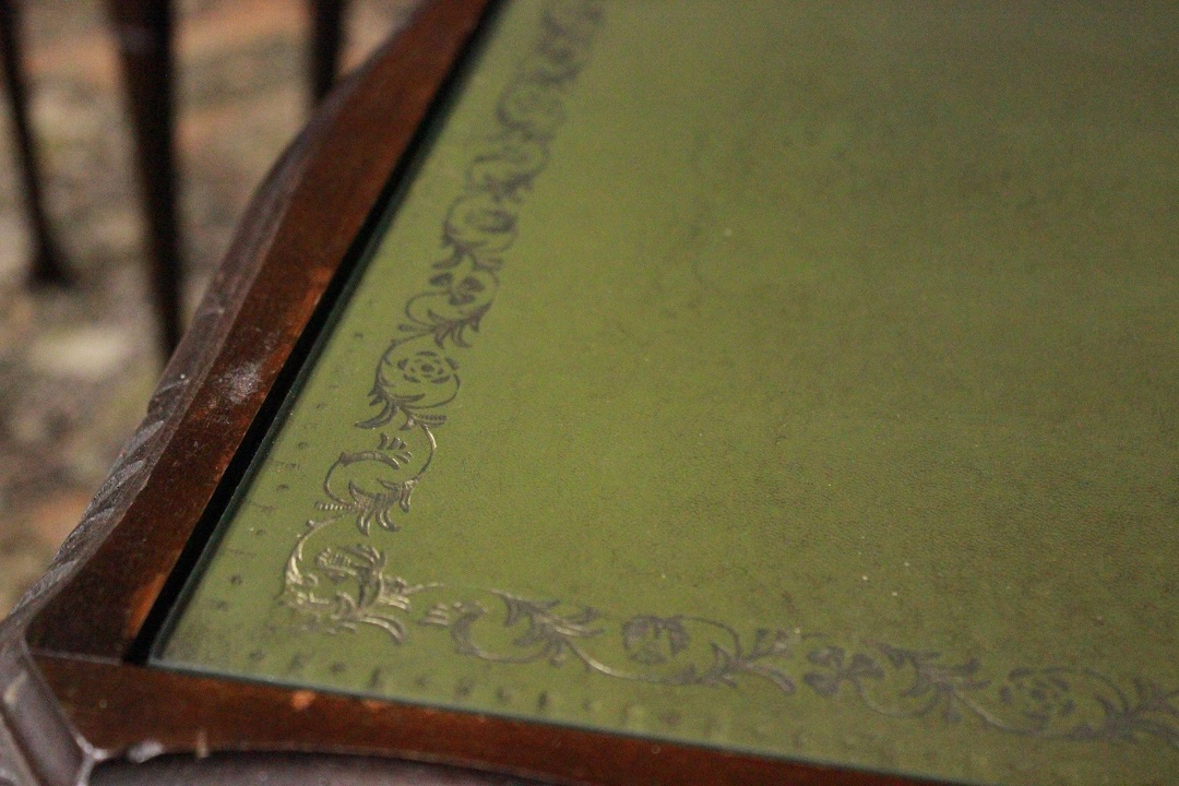 737_tris_tavolini_nido_incastro_inglesi_originali_legno_english_original_coffee_table_set_three_triple_wood_pelle_verde_chiaro_light_green_leather_vetro_glass_UK_7