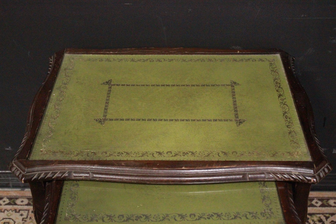 737_tris_tavolini_nido_incastro_inglesi_originali_legno_english_original_coffee_table_set_three_triple_wood_pelle_verde_chiaro_light_green_leather_vetro_glass_UK_8