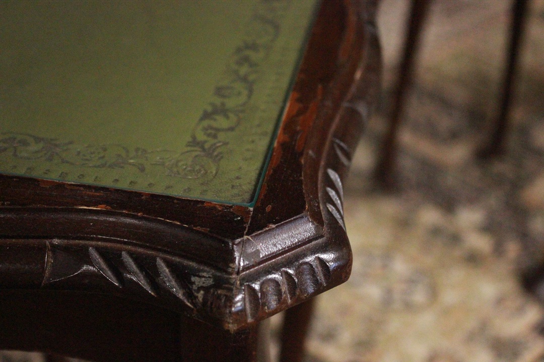 737_tris_tavolini_nido_incastro_inglesi_originali_legno_english_original_coffee_table_set_three_triple_wood_pelle_verde_chiaro_light_green_leather_vetro_glass_UK_9