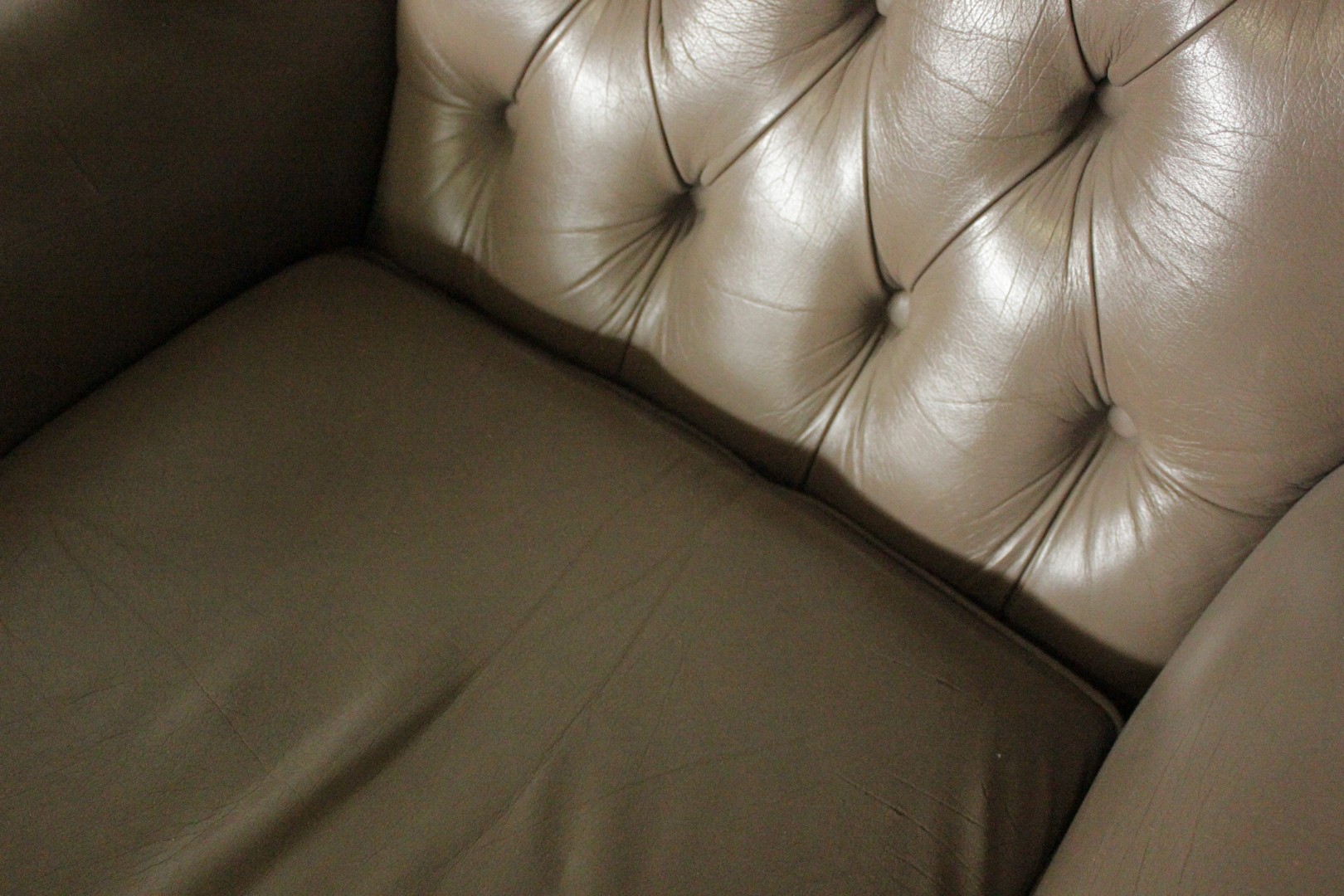 778_poltrona_armchair_chester_chesterfield_bergere_queen_anne_grigia_grey_tortora_dove_6.jpg