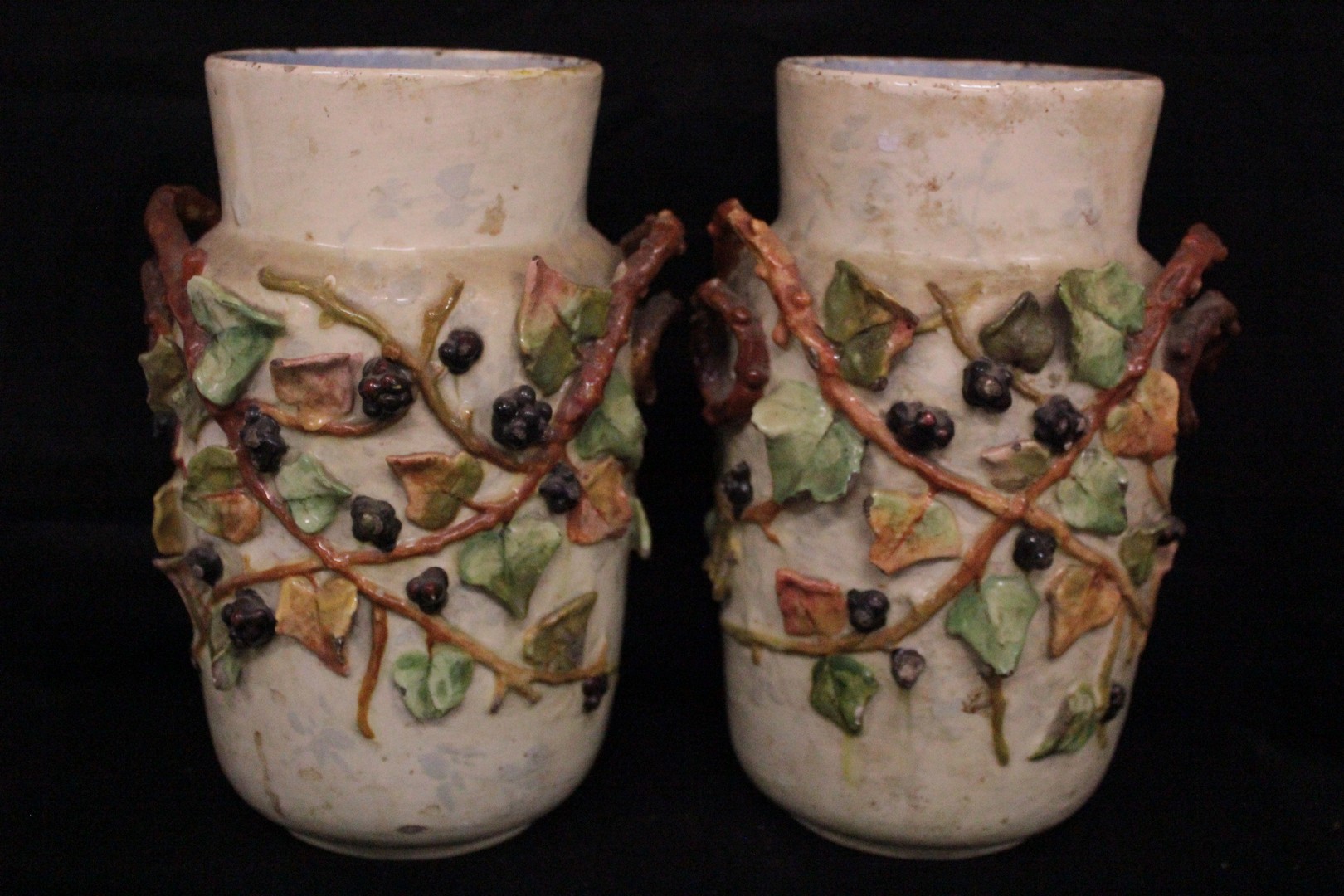 799_coppia_couple_due_two_2_vasi_vases_francesi_french_ceramica_barbotine.jpg