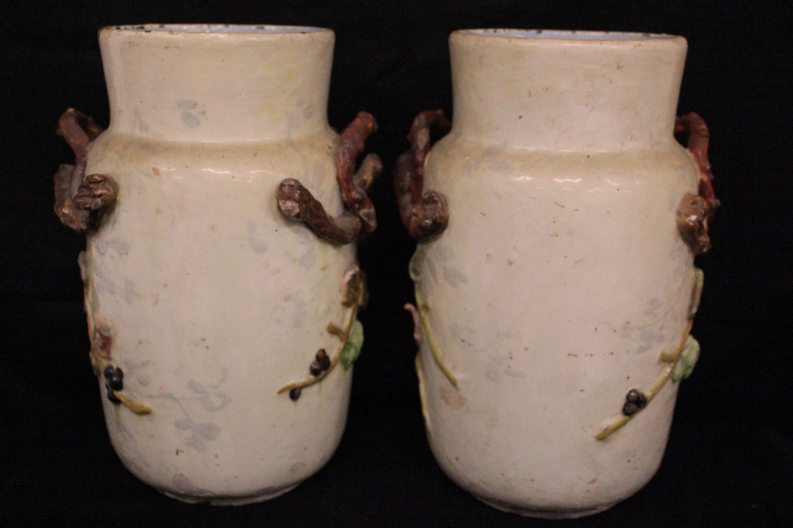 799_coppia_couple_due_two_2_vasi_vases_francesi_french_ceramica_barbotine_2.jpg