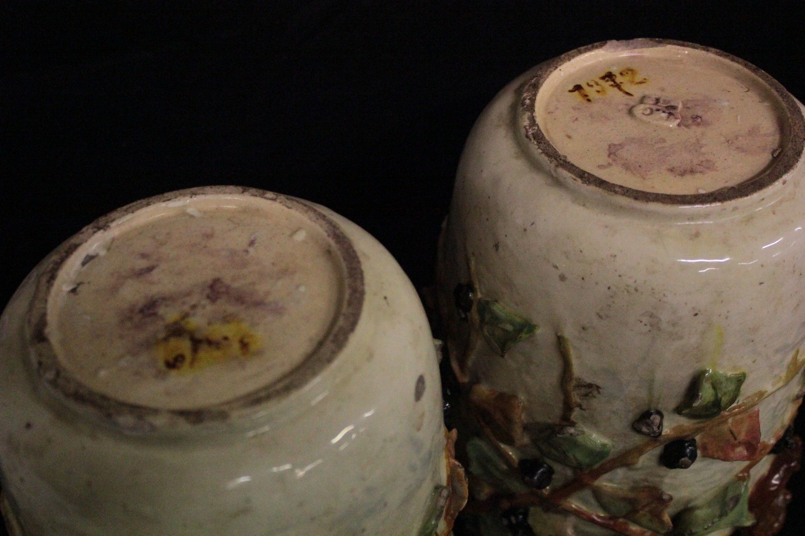 799_coppia_couple_due_two_2_vasi_vases_francesi_french_ceramica_barbotine_3.jpg