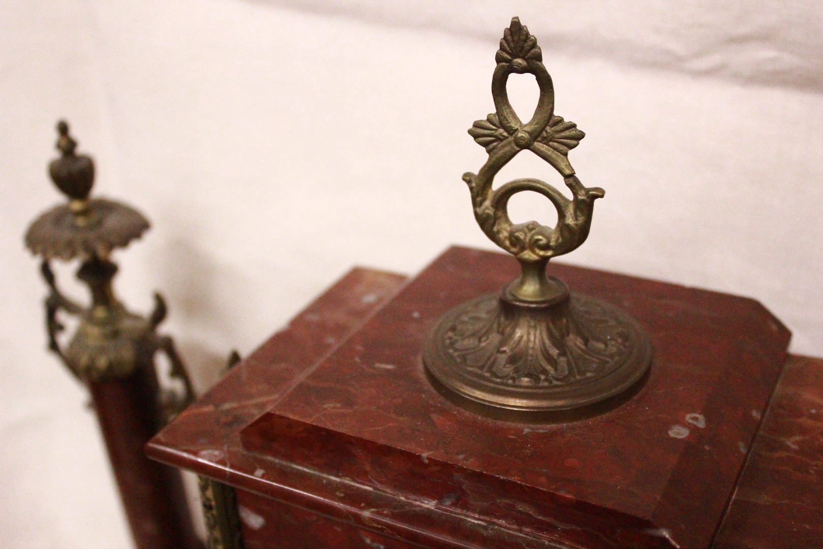 474_trittico_tris_orologio_clock_tavolo_table_candelabri_marmo_marble_bronzo_bronze_XIX_secolo_4.jpg