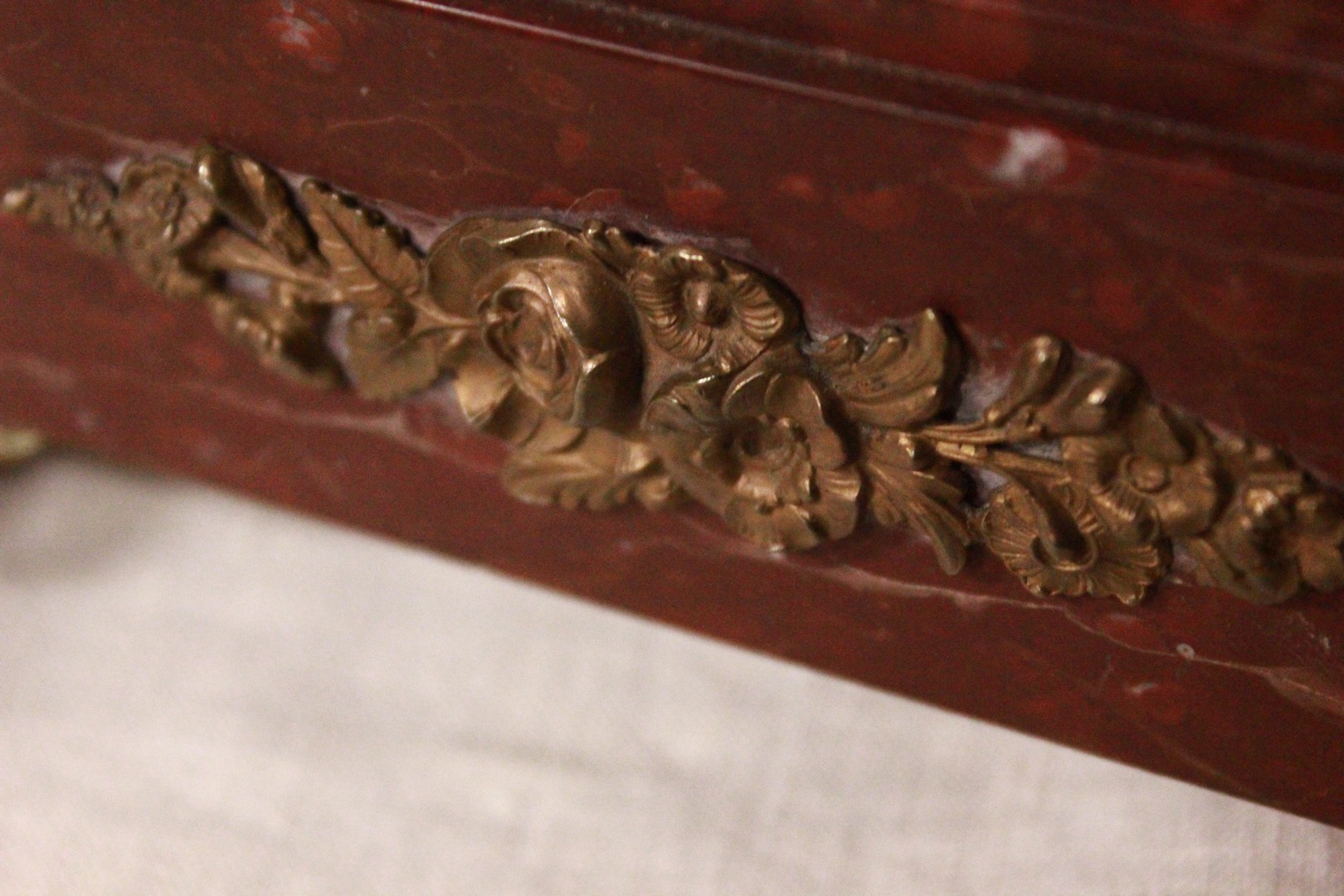 474_trittico_tris_orologio_clock_tavolo_table_candelabri_marmo_marble_bronzo_bronze_XIX_secolo_7.jpg