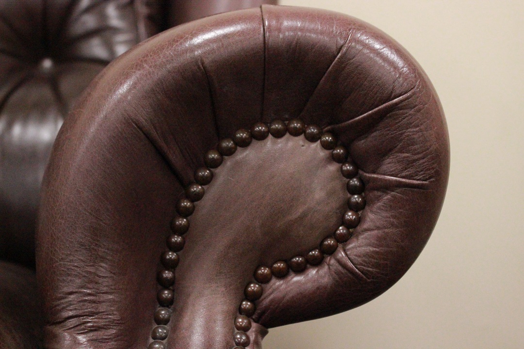 518_divano_sofa_chesterfield_3_tre_three_posti_marrone_inglese_english_brown_pelle_leather_originale_original_bergere_monk_1