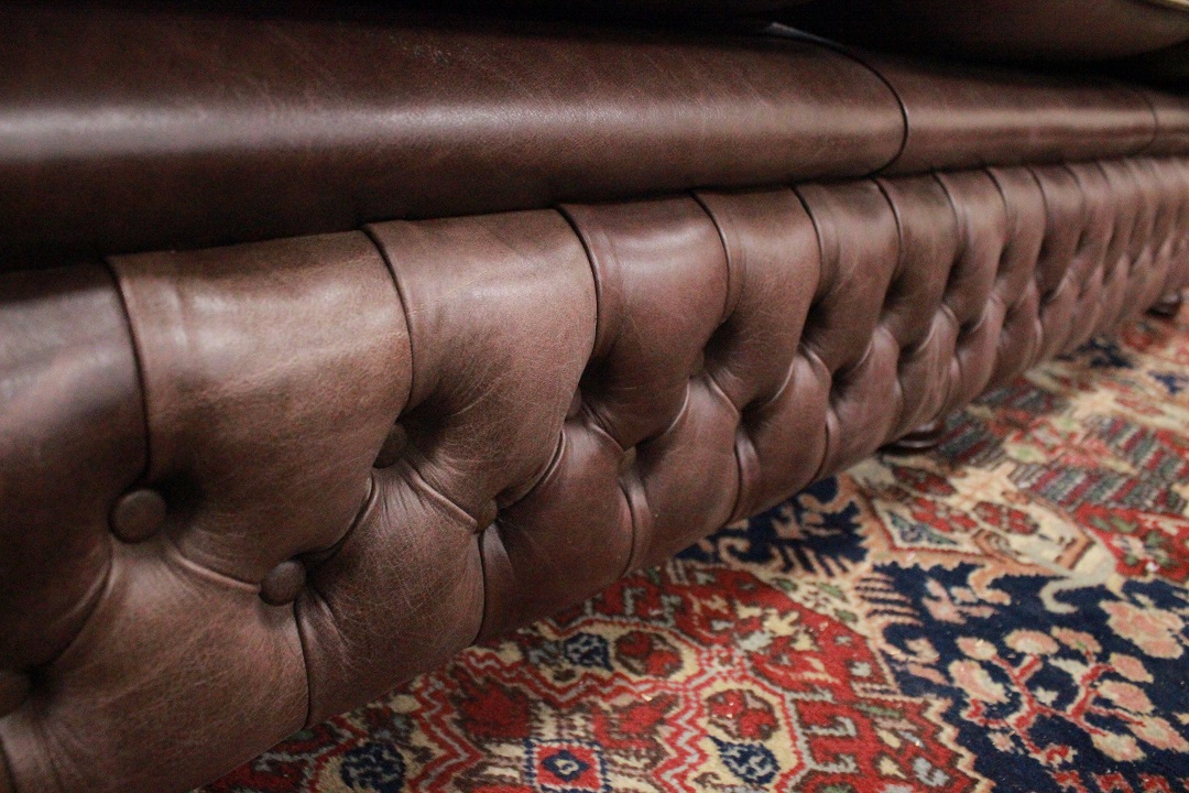 518_divano_sofa_chesterfield_3_tre_three_posti_marrone_inglese_english_brown_pelle_leather_originale_original_bergere_monk_5