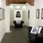 vernissage_mostra_arte_galleria_chester_chesterfield_club_nero_black_poltrona_armchair_divano_sofa