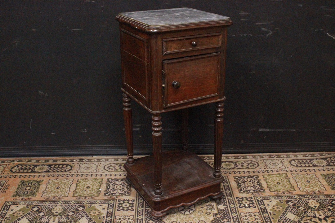 259_comodino_mobiletto_legno_marmo_porta_pitale_vaso_notte_inizio_Novecento_XX_secolo_francese_Francia_FRA_0