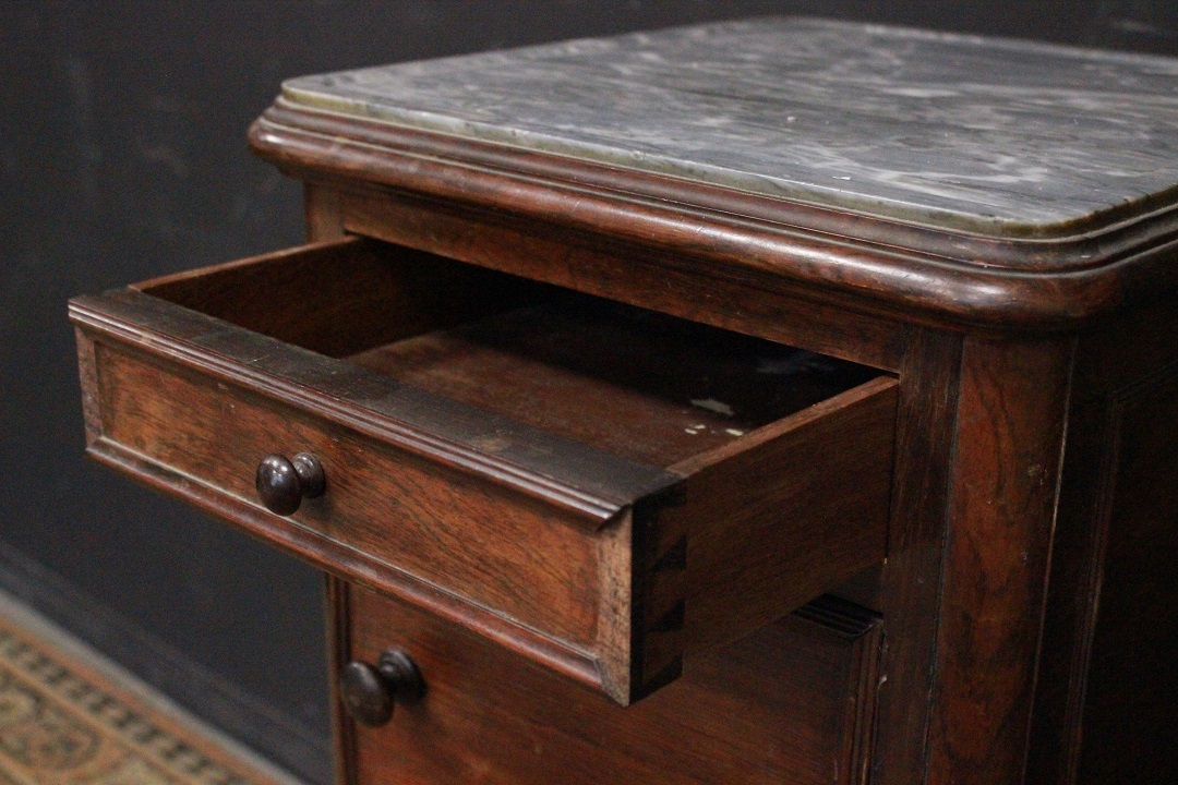 259_comodino_mobiletto_legno_marmo_porta_pitale_vaso_notte_inizio_Novecento_XX_secolo_francese_Francia_FRA_2