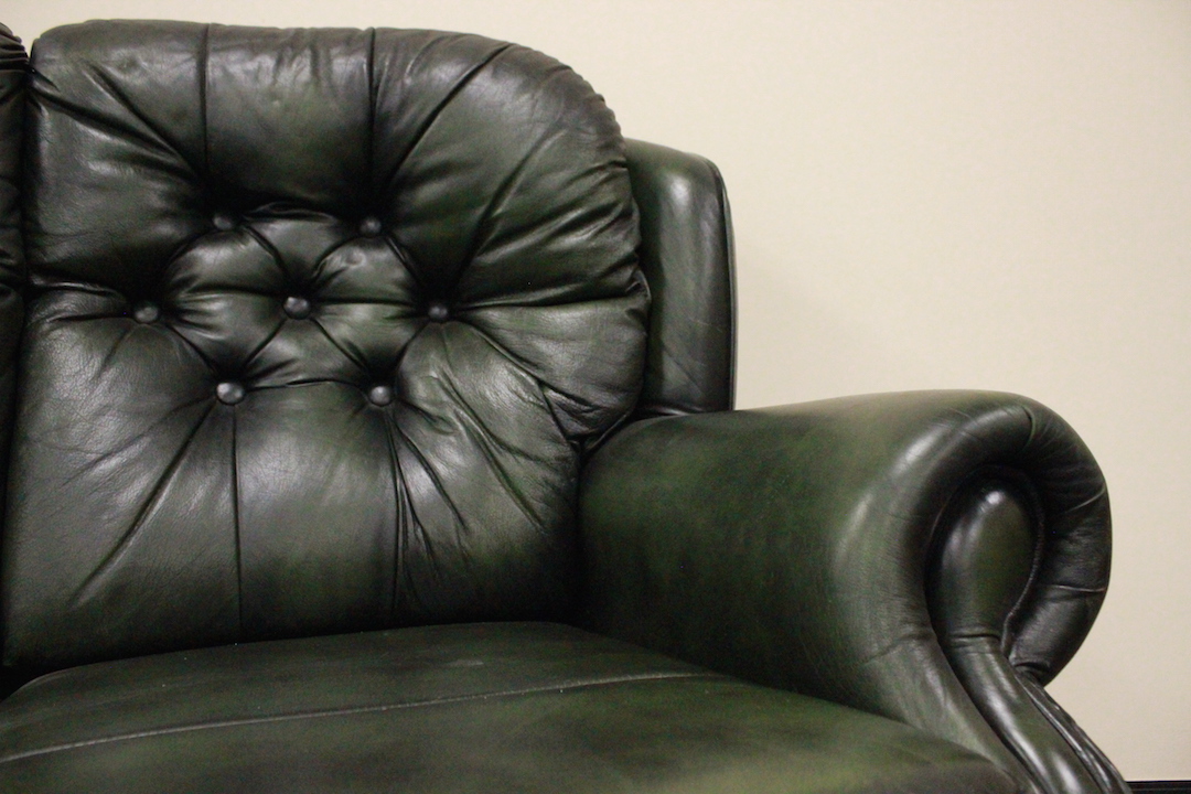 682_divano_sofa_modello_bergere_chester_chesterfield_pelle_leather_verde_green_originale_inglese_original_english_3_posti_three_6
