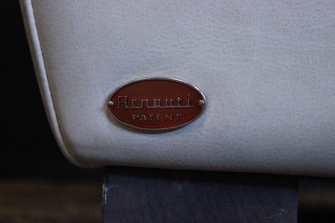 639_poltrona_armchair_design_leather_pelle_avorio_ivory_tessuto_dopo_2000_italia_italy_4