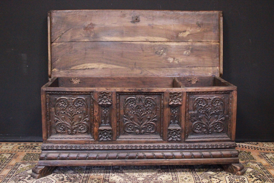 Cassapanca in legno del XVIII secolo (577)