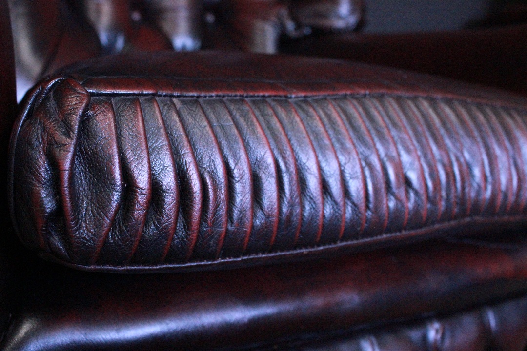 422_chester_chesterfield_bergere_poltrona_armchair_bordeaux_rosso_leather_pelle_originale_original_english_inglese_plissettatura_2