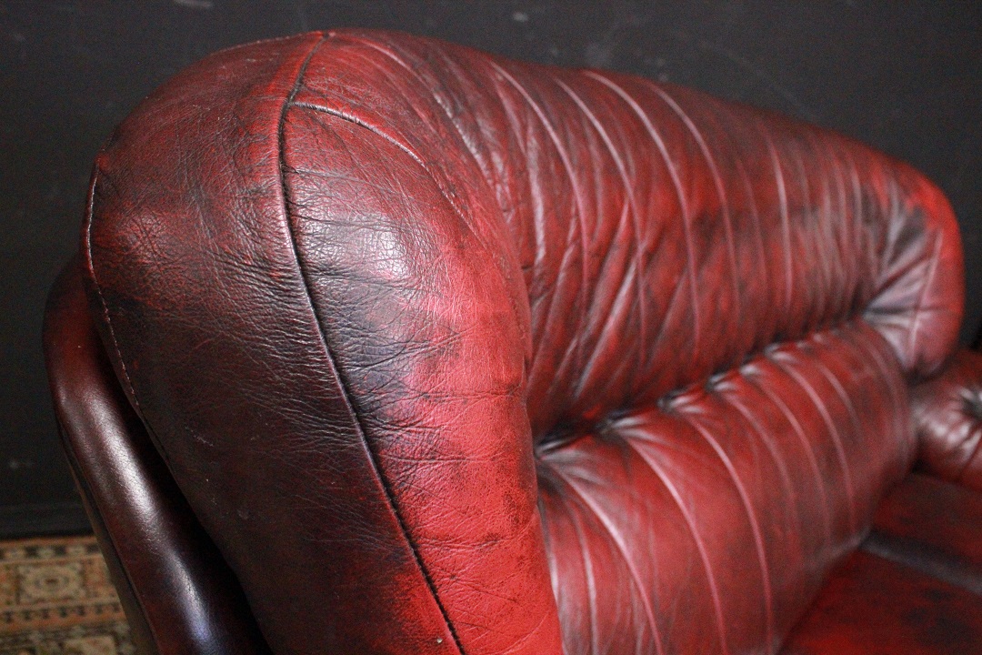 591_divano_bergere_sofa_chesterfield_chester_bordeaux_rosso_red_original_originale_english_inglese_leather_3_three_tre_posti_pelle_inglese_UK_10