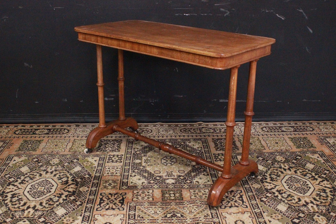 Tavolino in legno chiaro con rotelle (700) – Divani originali Chesterfield  Brescia vendita e noleggio