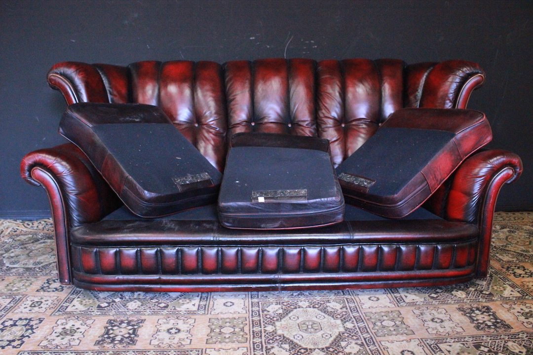 344_divano_sofa_modello_a_fiore_flower_chesterfield_chester_bergere_3_three_tre_posti_bordeaux_inglese_english_pelle_leather_UK_7