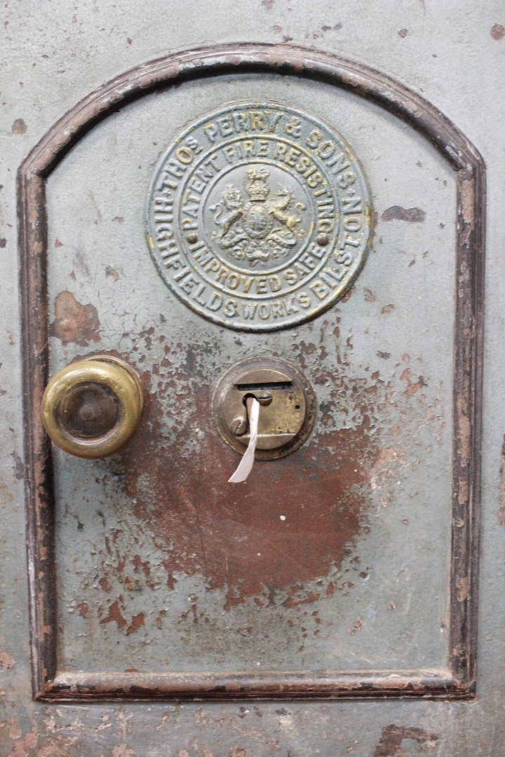804_cassaforte_safe_inglese_english_grigio_chiaro_light_grey_chiave_key_800_1800_XIX_secolo_1