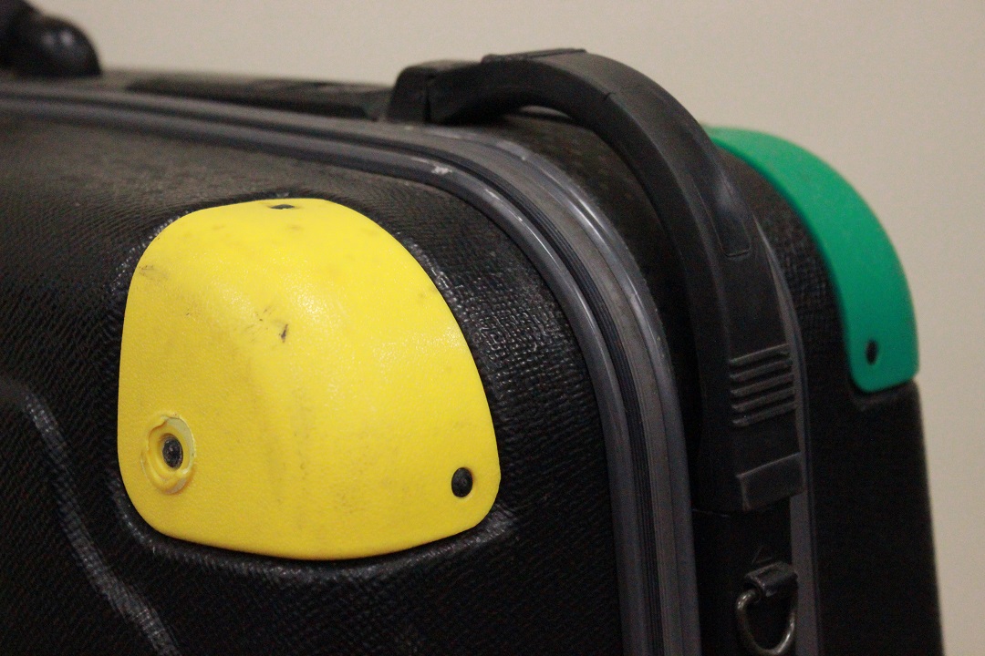 816_Valigia_suitcase_nera_black_colori_colours_United_Colors_Of_Benetton_ruote_roll_small_wheel_plastica_dura_strong_plastic_4
