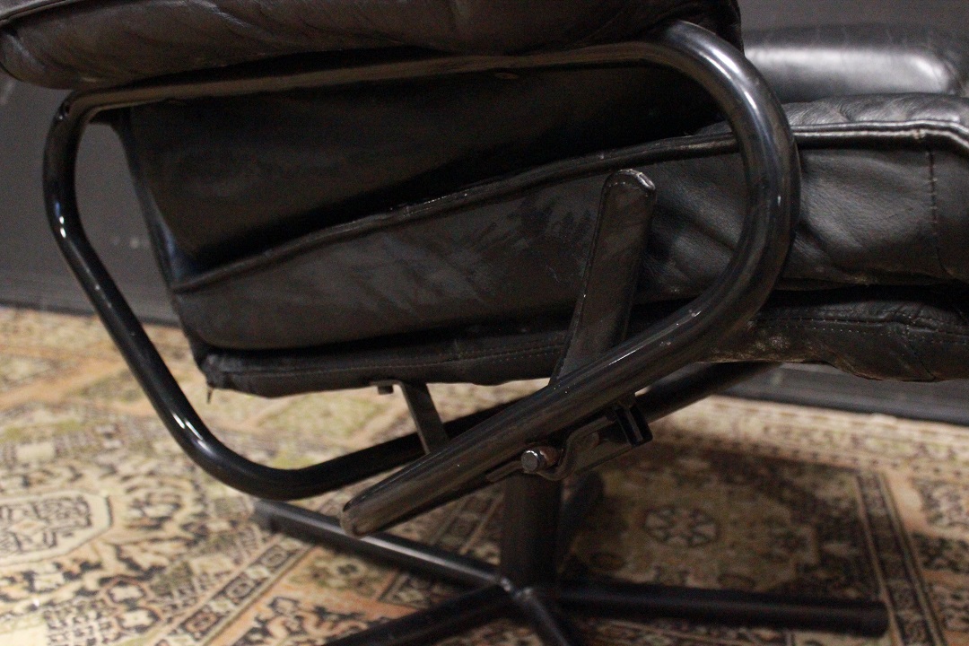643_Poltrona_armchair_reclinabile_recliner_pelle_leather_nera_nero_black_anni_Settanta_1970_Brescia_Roncadelle_Inghilterra_inglese_UK_3