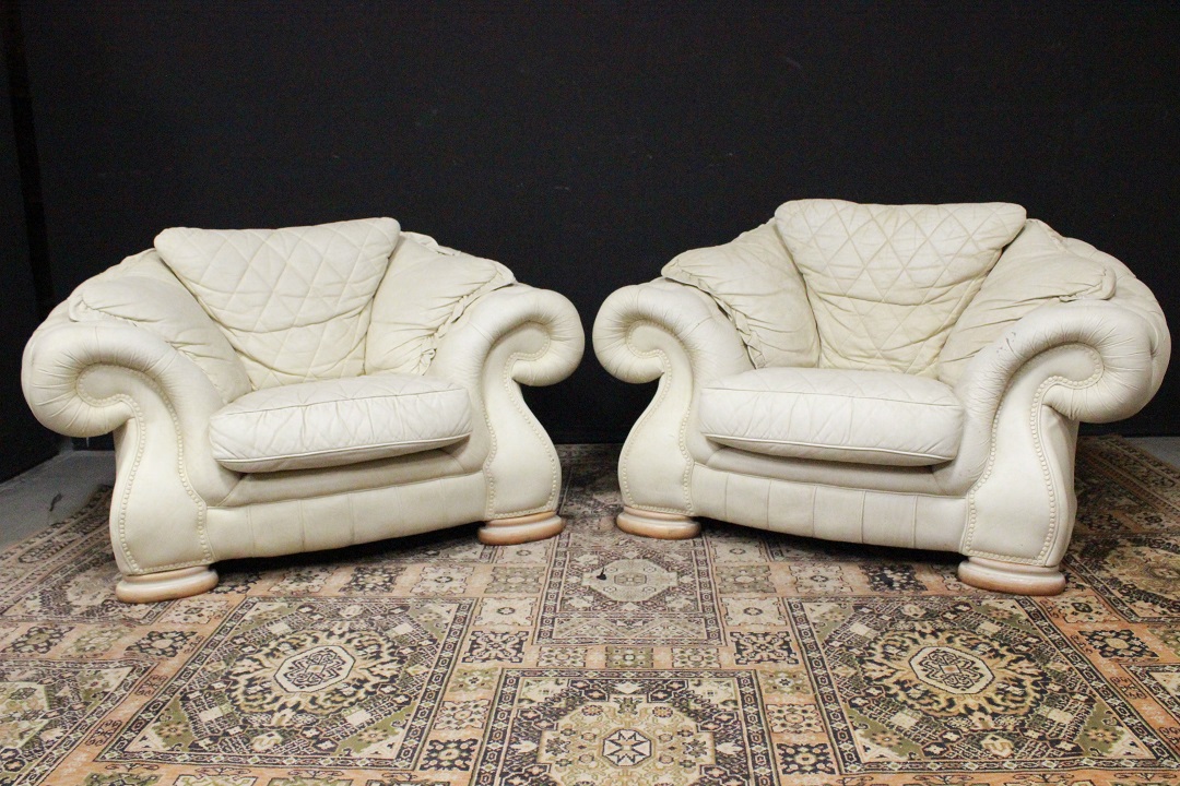 839_coppia_double_due_poltrona_armchair_bianco_panna_white_pelle_leather_originali_inglesi_original_UK_english_Chesterfield_Chester_classic_club_king_size_0