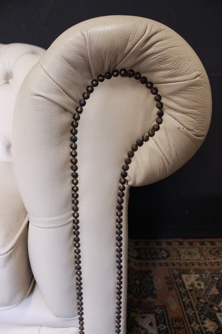 845_divano_bergere_sofa_chesterfield_chester_bianco_creme_white_original_originale_english_inglese_leather_3_three_tre_posti_pelle_UK_stondato_1