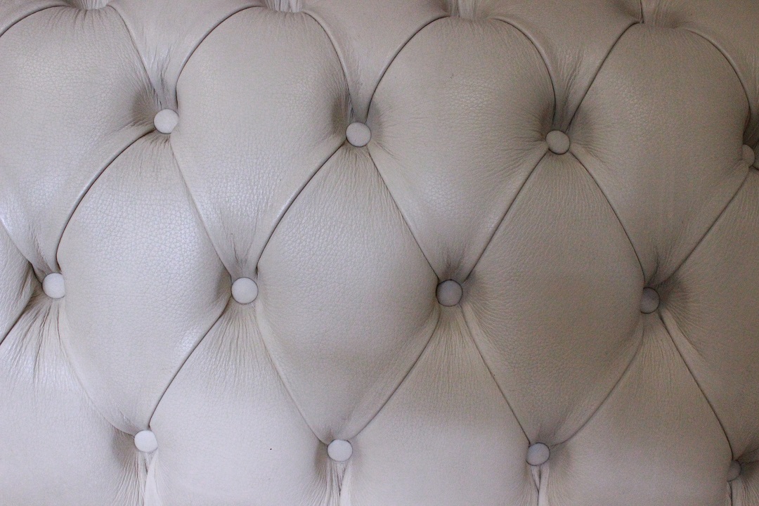 845_divano_bergere_sofa_chesterfield_chester_bianco_creme_white_original_originale_english_inglese_leather_3_three_tre_posti_pelle_UK_stondato_2