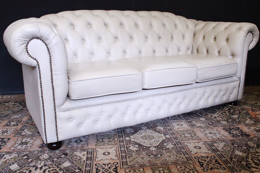 845_divano_bergere_sofa_chesterfield_chester_bianco_creme_white_original_originale_english_inglese_leather_3_three_tre_posti_pelle_UK_stondato_3