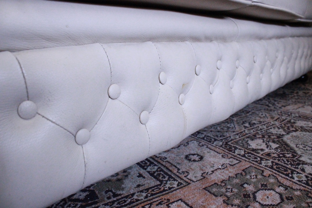 845_divano_bergere_sofa_chesterfield_chester_bianco_creme_white_original_originale_english_inglese_leather_3_three_tre_posti_pelle_UK_stondato_4