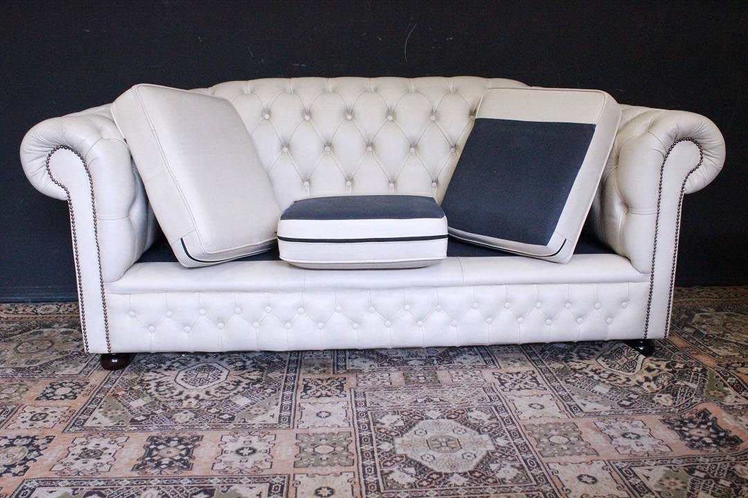 845_divano_bergere_sofa_chesterfield_chester_bianco_creme_white_original_originale_english_inglese_leather_3_three_tre_posti_pelle_UK_stondato_7