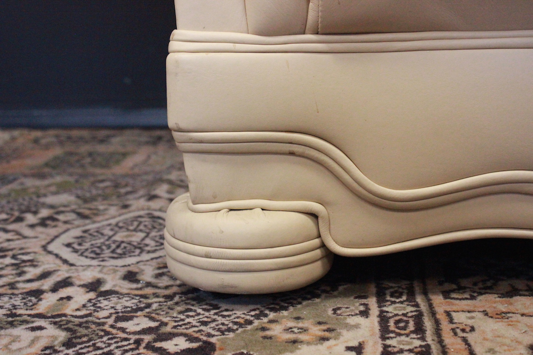 234_poltrona_armchair_Chester_Chesterfield_bergere_Dellbrook_pelle_leather_bianco_white_crème_originale_inglese_original_english_UK_2