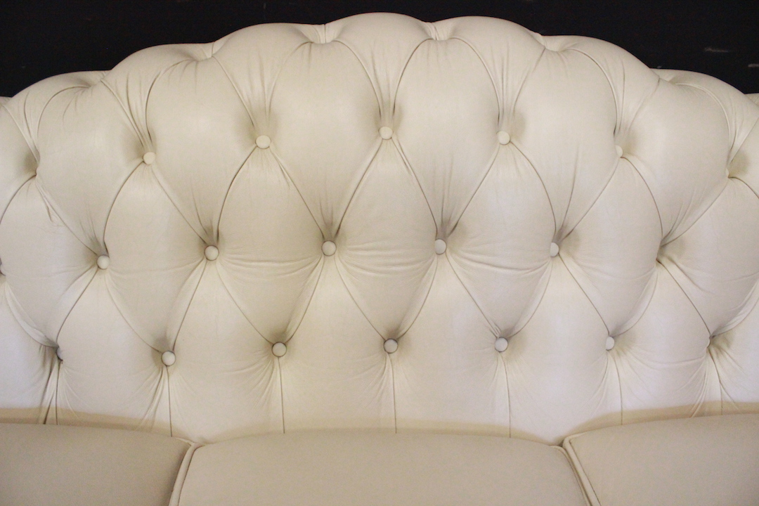 869_divano_sofa_Chesterfield_Chester_club_bianco_creme_chiaro_white_original_originale_english_inglese_leather_3_three_tre_posti_pelle_UK_stondato_1