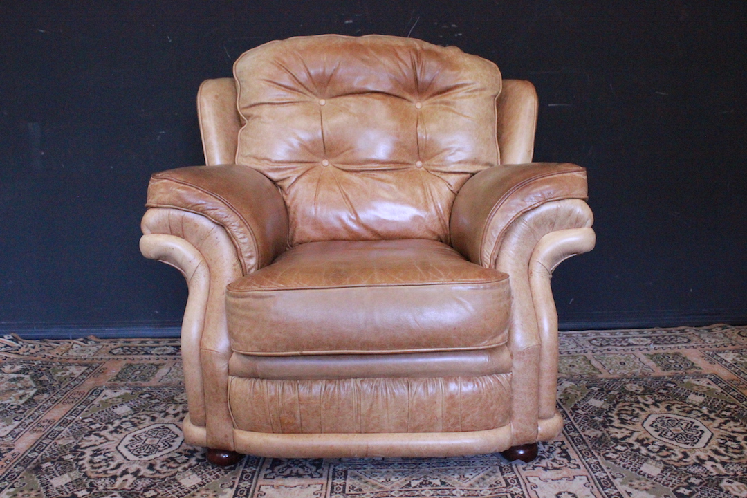 882_poltrona_armchair_modello_Chesterfield_Chester_bergere_model_marrone_chiaro_maggese_light_brown_originale_inglese_original_UK_pelle_leather_0