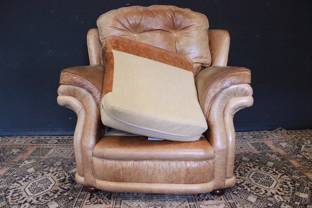 882_poltrona_armchair_modello_Chesterfield_Chester_bergere_model_marrone_chiaro_maggese_light_brown_originale_inglese_original_UK_pelle_leather_9