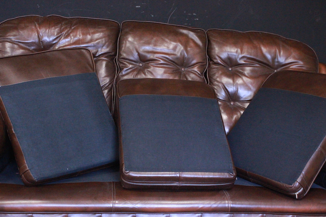 890_divano_sofa_chesterfield_3_tre_three_posti_marrone_cioccolato_inglese_english_chocolate_brown_pelle_leather_originale_original_bergere_UK_7