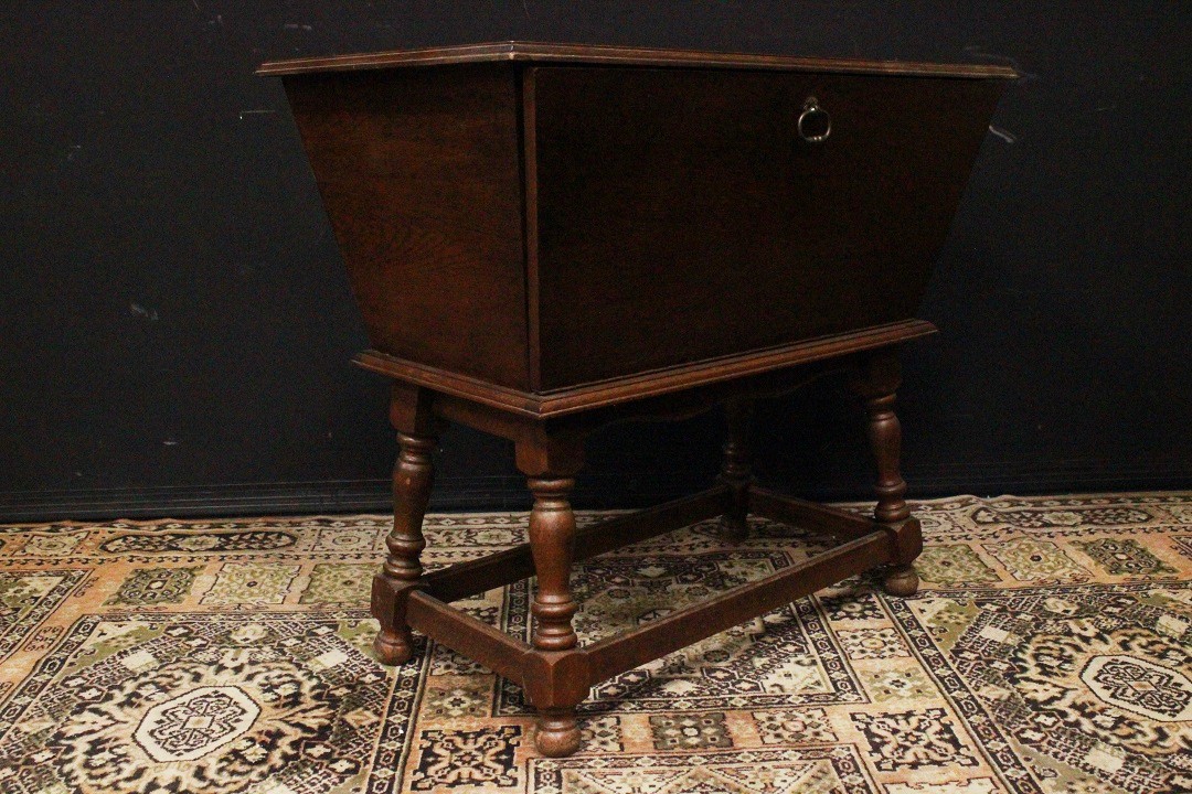 917_mobile_cassettone_legno_scuro_anta_apribile_base_rovinata_Novecento_0
